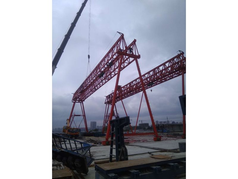 安徽明光至巢湖高速公路滁州段MC-LJ04標(biāo)，采購高遠(yuǎn)重型MG8010t-32m-9m龍門吊二臺(tái)、MH10t-32m-9龍門吊三臺(tái)生產(chǎn)中