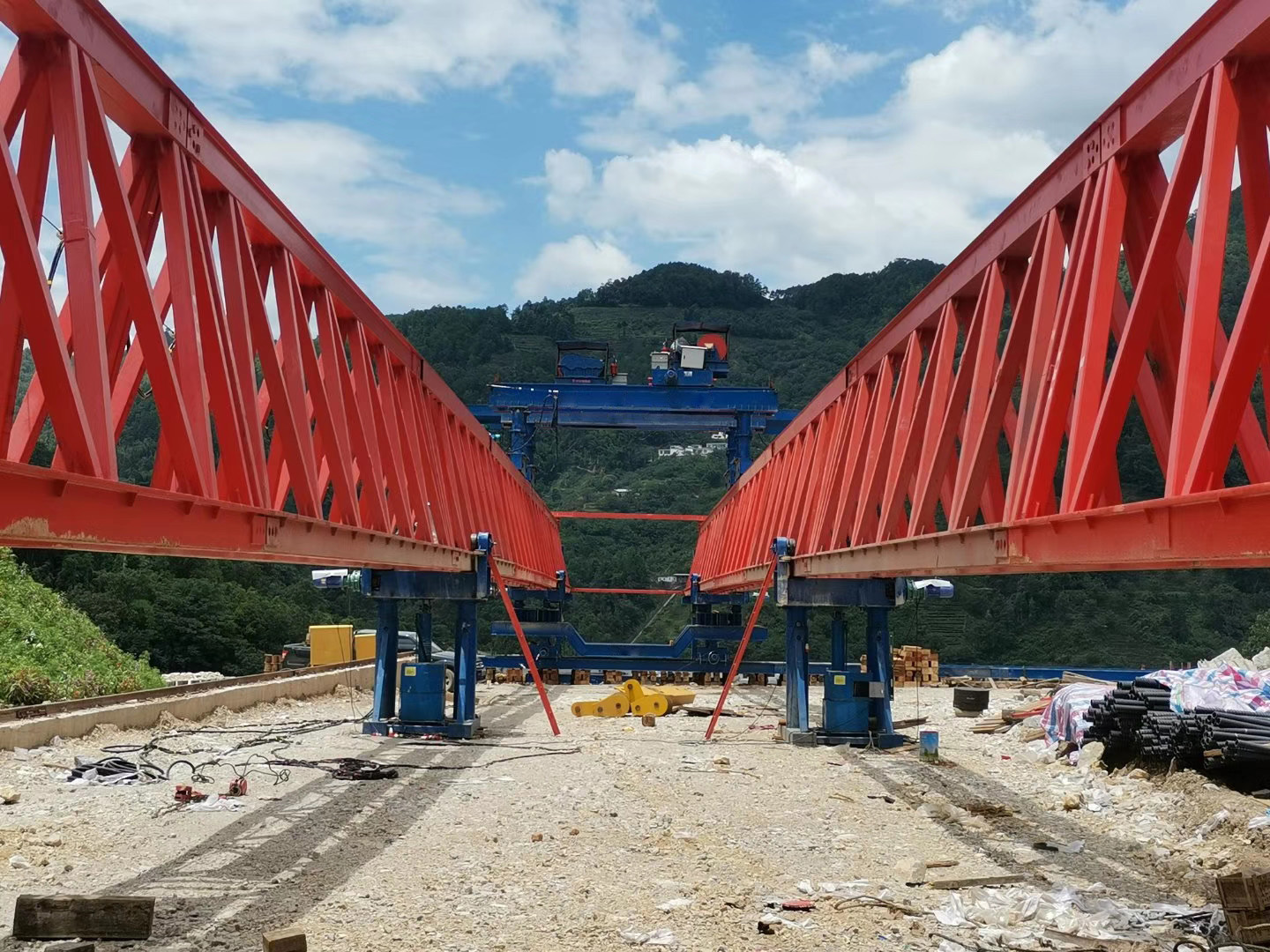 黑龍江邦中建筑材料科技有限公司，雙鴨山市集賢縣省道工程，采購(gòu)全新式GYLQ40m-200t架橋機(jī)