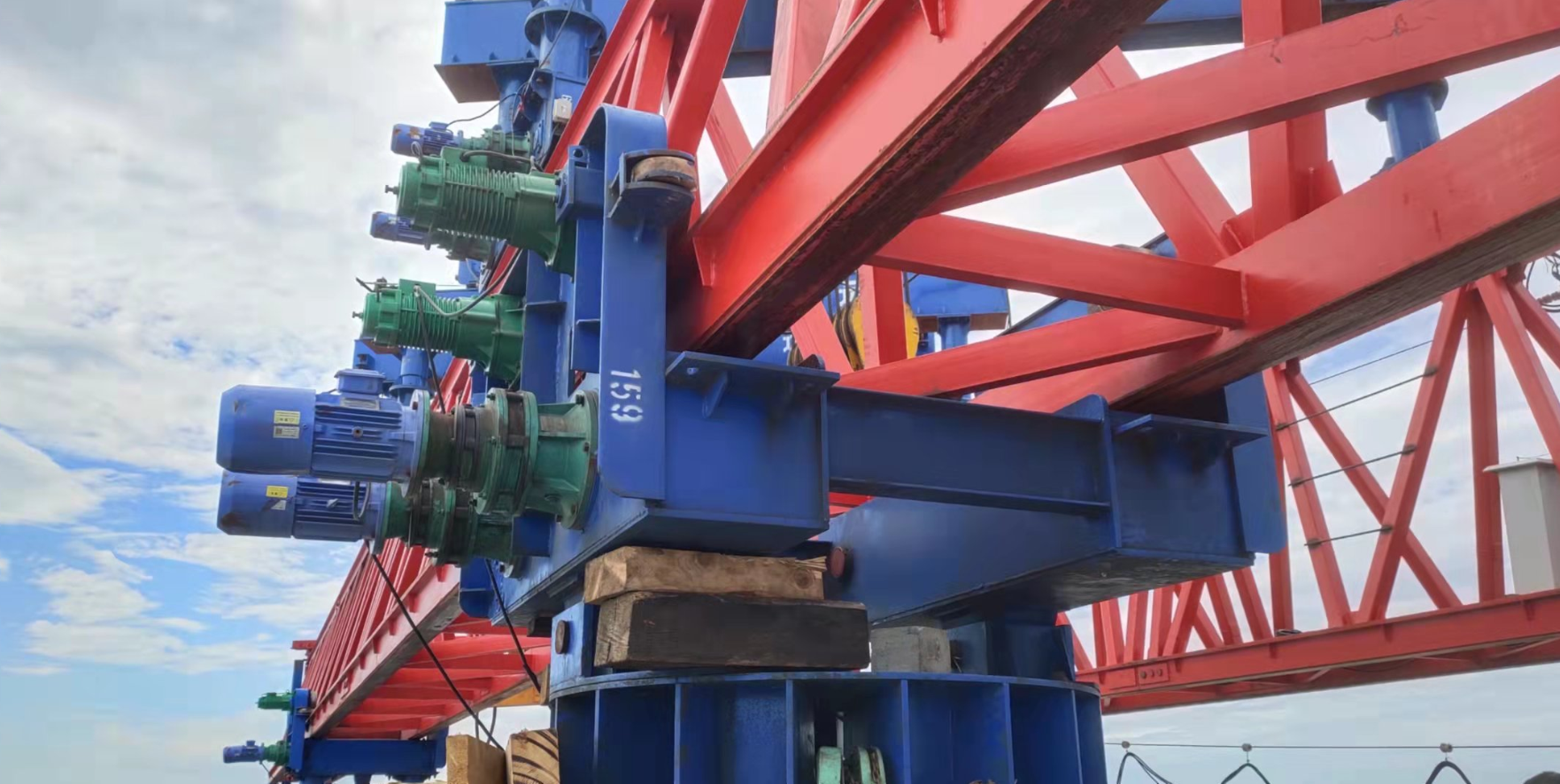 引起高鐵架橋機(jī)設(shè)備環(huán)境溫度影響的因素都有哪些？