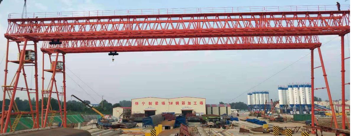 路橋門(mén)式起重機(jī)起吊過(guò)程